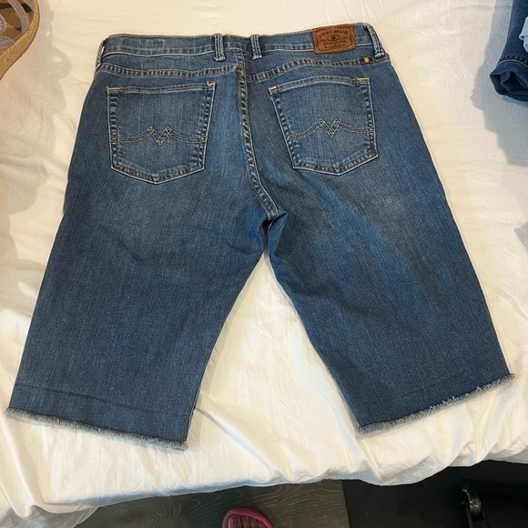 Lucky Brand Sweet’n Low Bermuda Denim Shorts Women’s 8/29 | Medium Wash Raw Hem - Picture 4 of 5